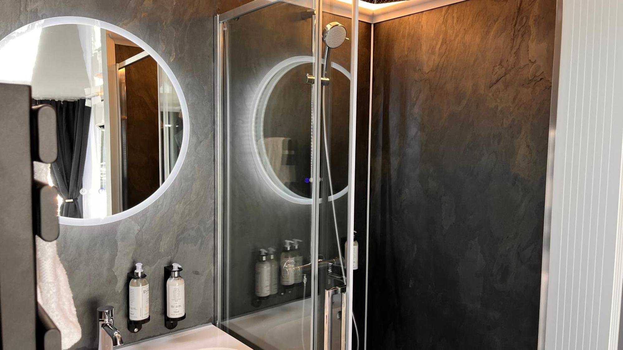 L'Escale Royale - Nid d'amour sur l'eau avec Jacuzzi à 40 min de Paris Saint-Martin-la-Garenne Exterior foto