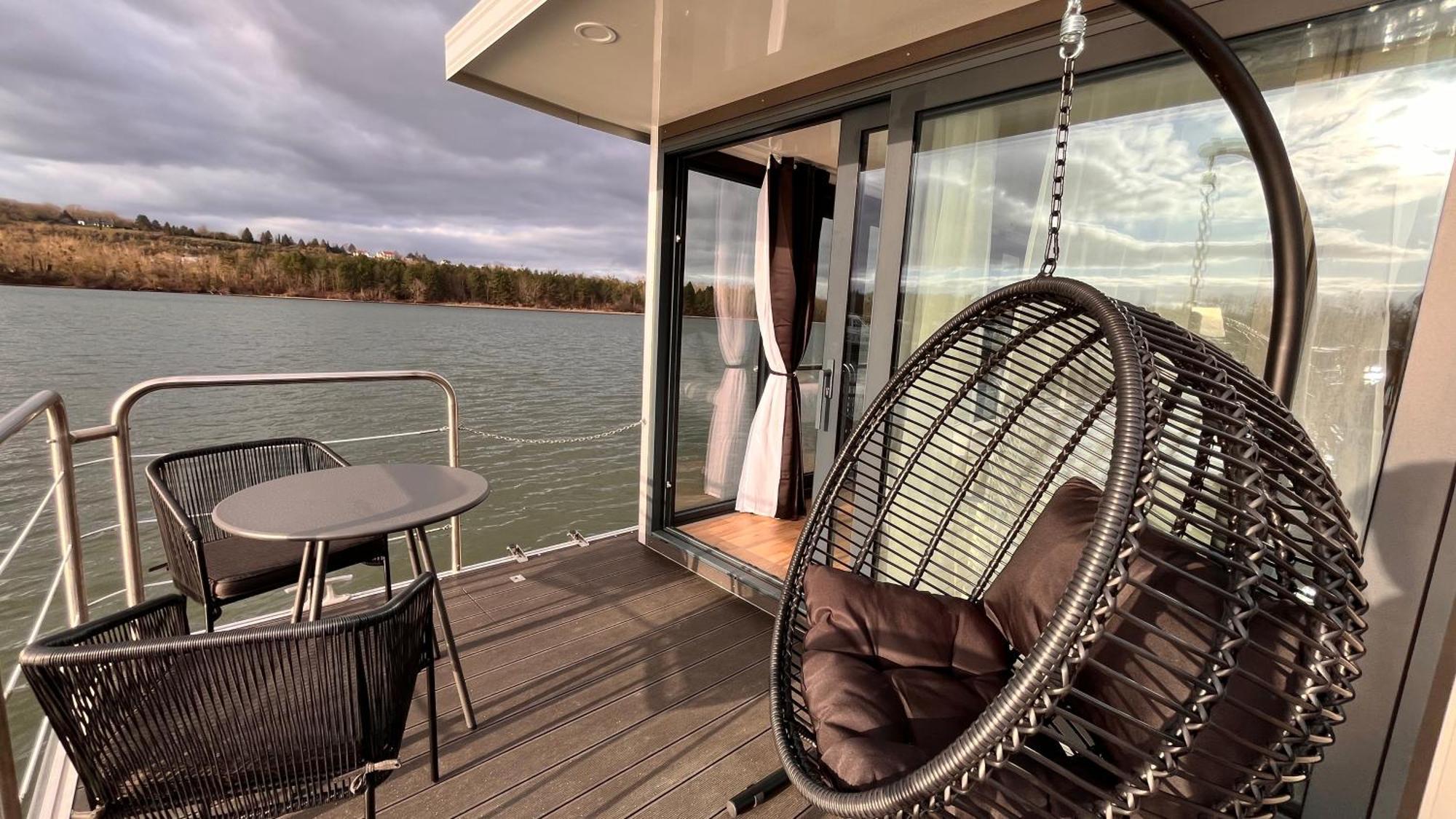 L'Escale Royale - Nid d'amour sur l'eau avec Jacuzzi à 40 min de Paris Saint-Martin-la-Garenne Exterior foto
