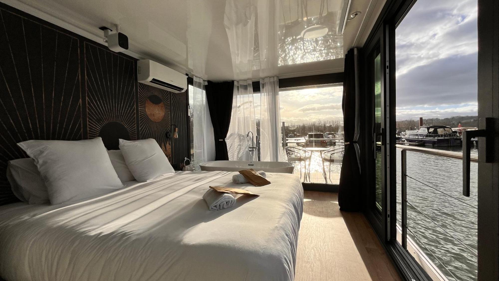 L'Escale Royale - Nid d'amour sur l'eau avec Jacuzzi à 40 min de Paris Saint-Martin-la-Garenne Exterior foto