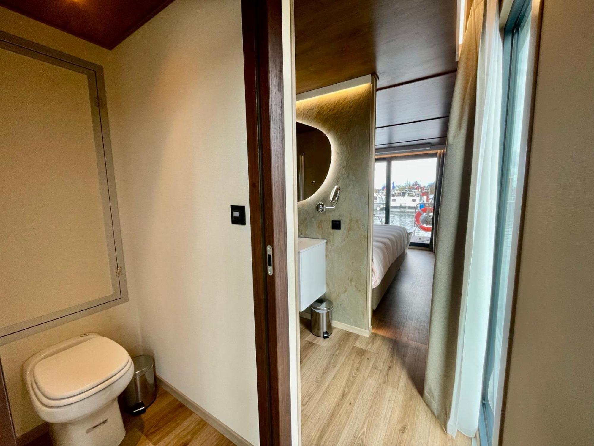 L'Escale Royale - Nid d'amour sur l'eau avec Jacuzzi à 40 min de Paris Saint-Martin-la-Garenne Exterior foto