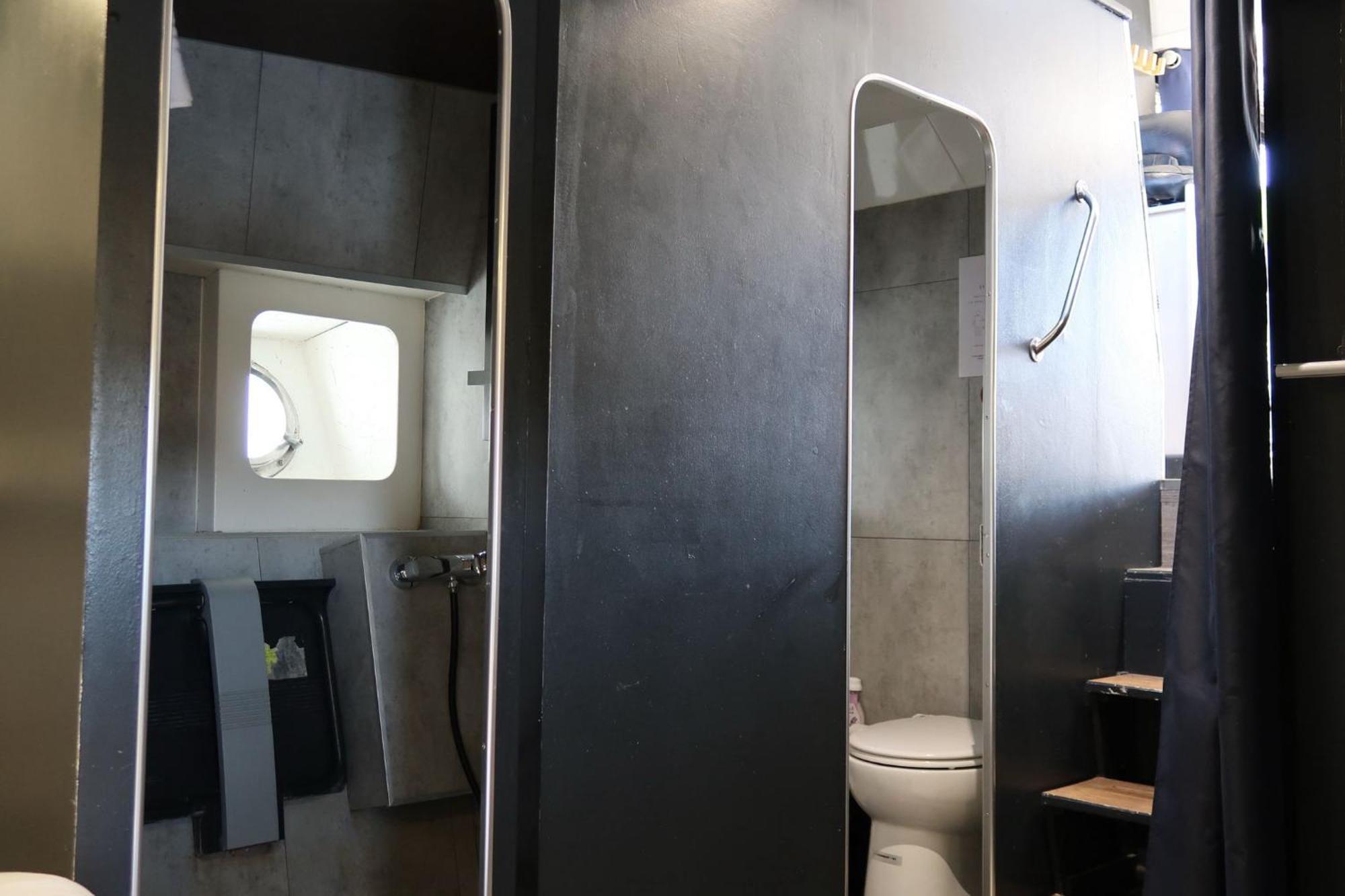 L'Escale Royale - Nid d'amour sur l'eau avec Jacuzzi à 40 min de Paris Saint-Martin-la-Garenne Exterior foto