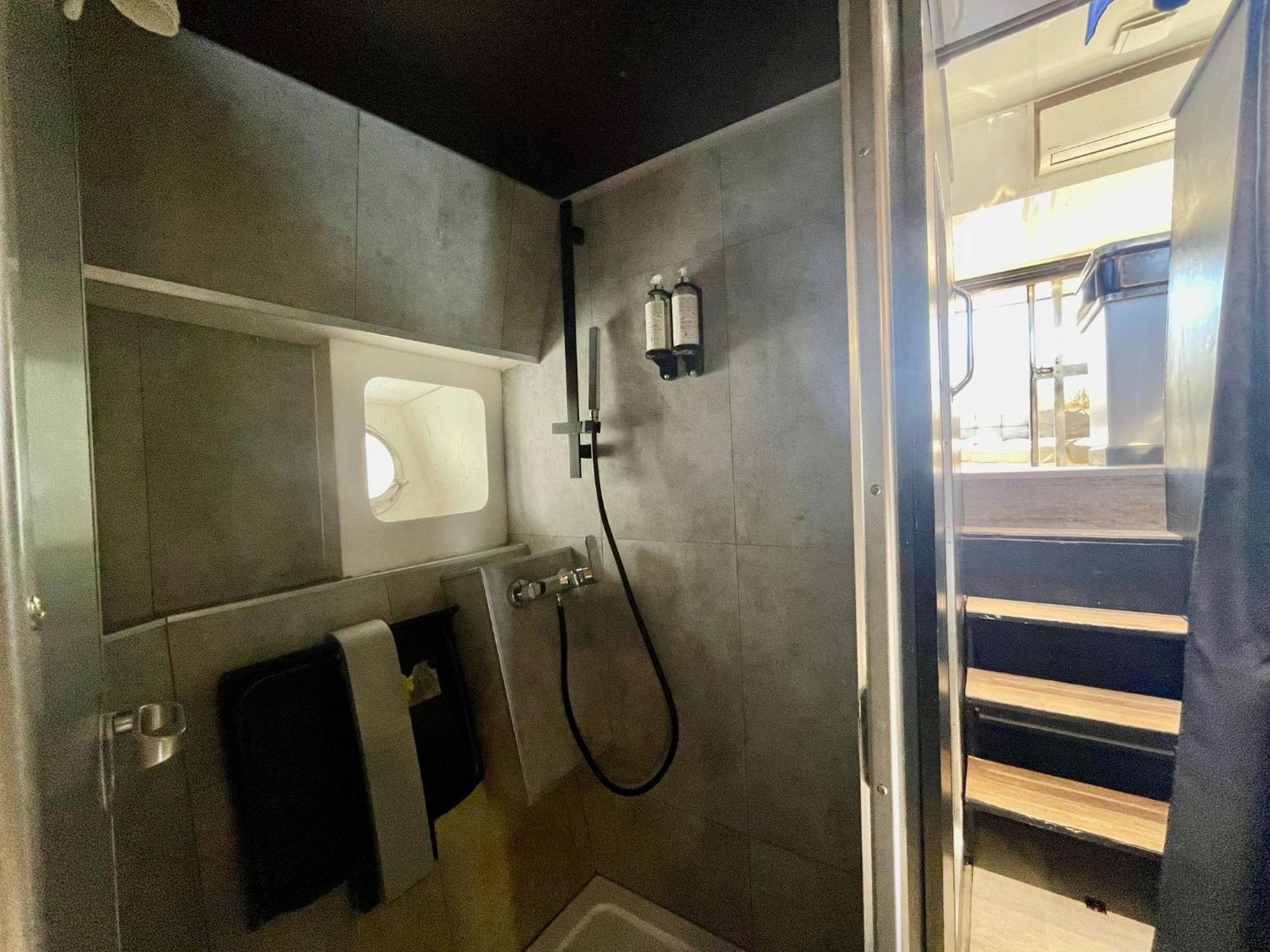 L'Escale Royale - Nid d'amour sur l'eau avec Jacuzzi à 40 min de Paris Saint-Martin-la-Garenne Exterior foto