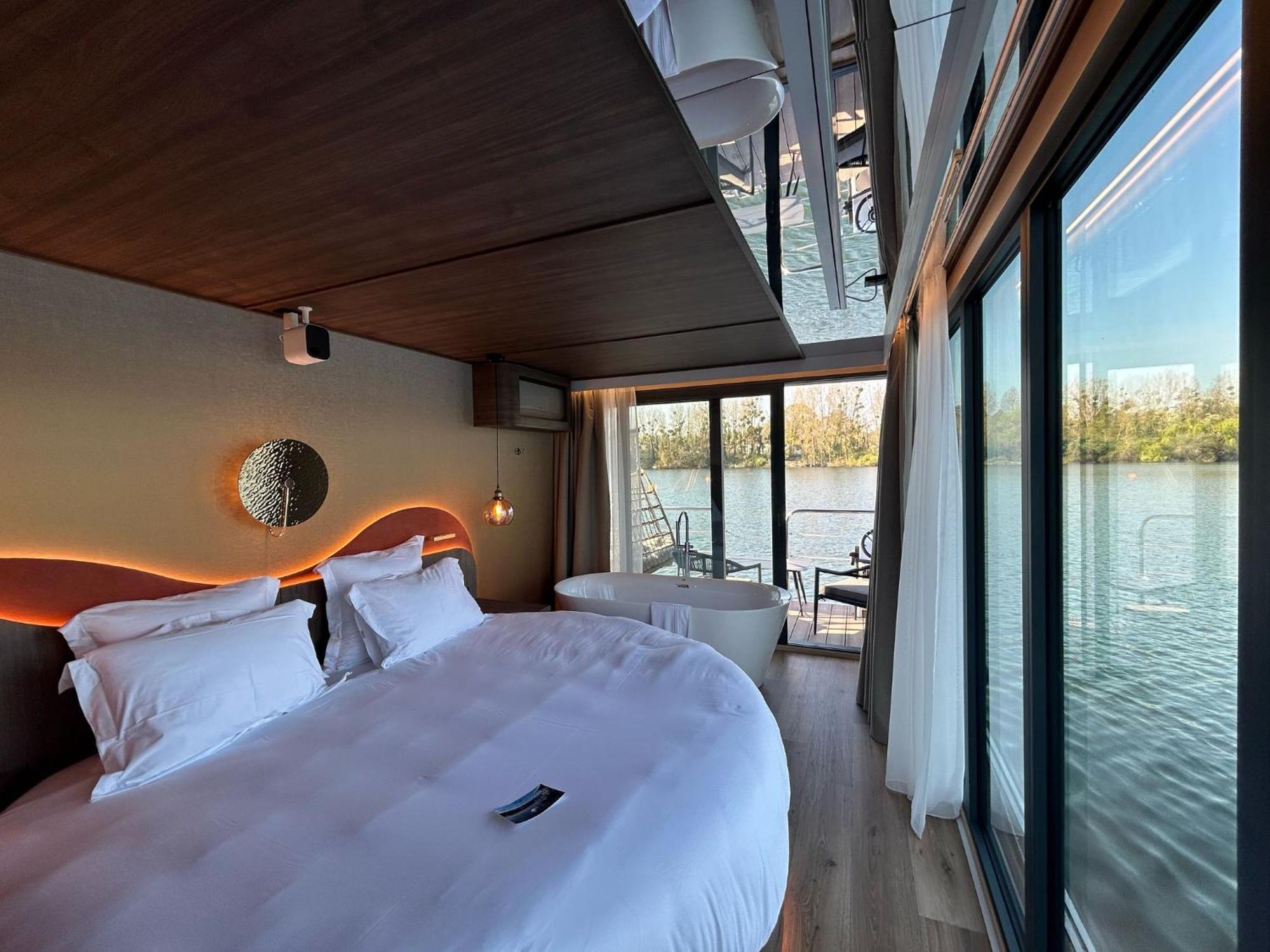 L'Escale Royale - Nid d'amour sur l'eau avec Jacuzzi à 40 min de Paris Saint-Martin-la-Garenne Exterior foto