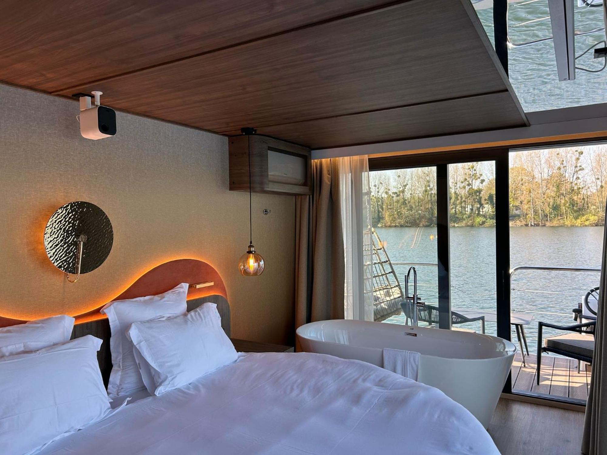 L'Escale Royale - Nid d'amour sur l'eau avec Jacuzzi à 40 min de Paris Saint-Martin-la-Garenne Exterior foto